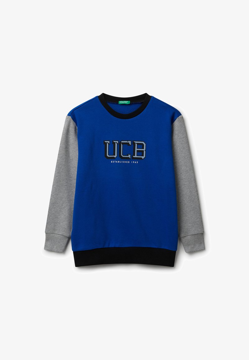 Felpa blu con maniche grigie, caratterizzata da un logo "UCB" in nero e grigio e dalla scritta "ESTABLISHED 1965". Collo e orlo a costine neri.