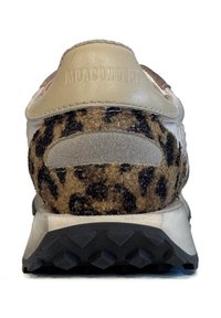 Vista posteriore di una sneaker con un tallone in pelle beige, impresso con "MOACONCEPT", tessuto leopardato, pattina in suede grigio e suola nera texturizzata.