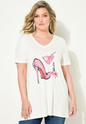 Witte V-hals t-shirt met een roze hoge hak schoen, een cocktailglas, lippenstift en een bloem, met een relaxed fit en korte mouwen.