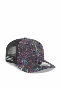 Schwarze Kappe mit einem bunten Spritzdesign, ausgestattet mit einem auffälligen gestickten Fleur-de-Lis-Logo und Mesh-Rücken. Enthält ein "Crucial Catch"-Schild.