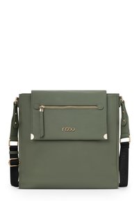Borsa in pelle verde con texture, tasca frontale con zip, dettagli in hardware dorato e tracolla regolabile. Presenta una chiusura con pattina e dettaglio del logo.