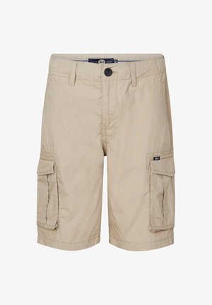 Czarny bawełniany t-shirt z złotym logo, beżowe spodenki cargo z kieszeniami, białe sneakersy z zielonymi akcentami oraz skarpetki w niebieskie paski.