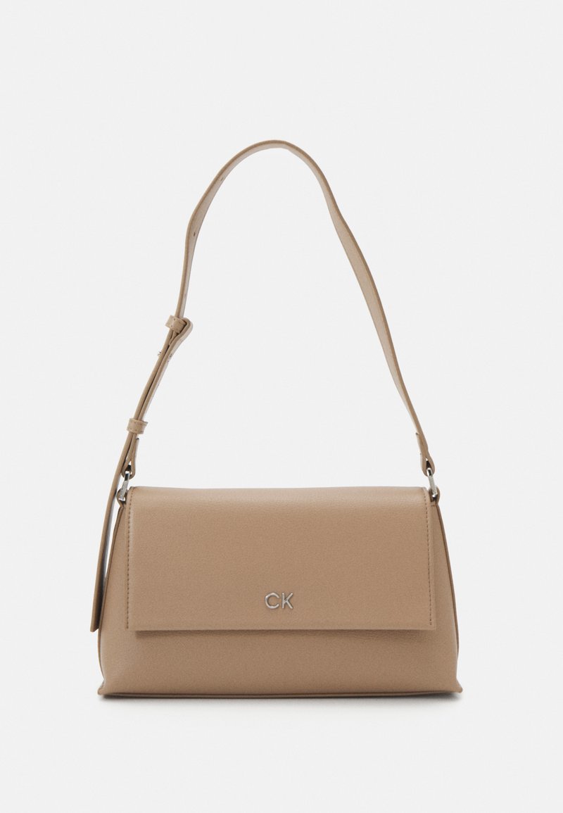 Calvin Klein DAILY SHOULDER BAG PEBBLE - Geantă de mână - chanterelle