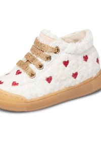 Sneaker bianco in peluche con motivi a cuore rossi, lacci dorati e suola di gomma beige. Fodera interna morbida e design della punta arrotondata.