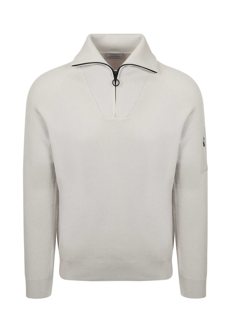 Lichtgrijze gebreide pullover met een half-rits kraag, geribbelde textuur en een v-hals opening. Heeft een klein logo op de linker mouw.