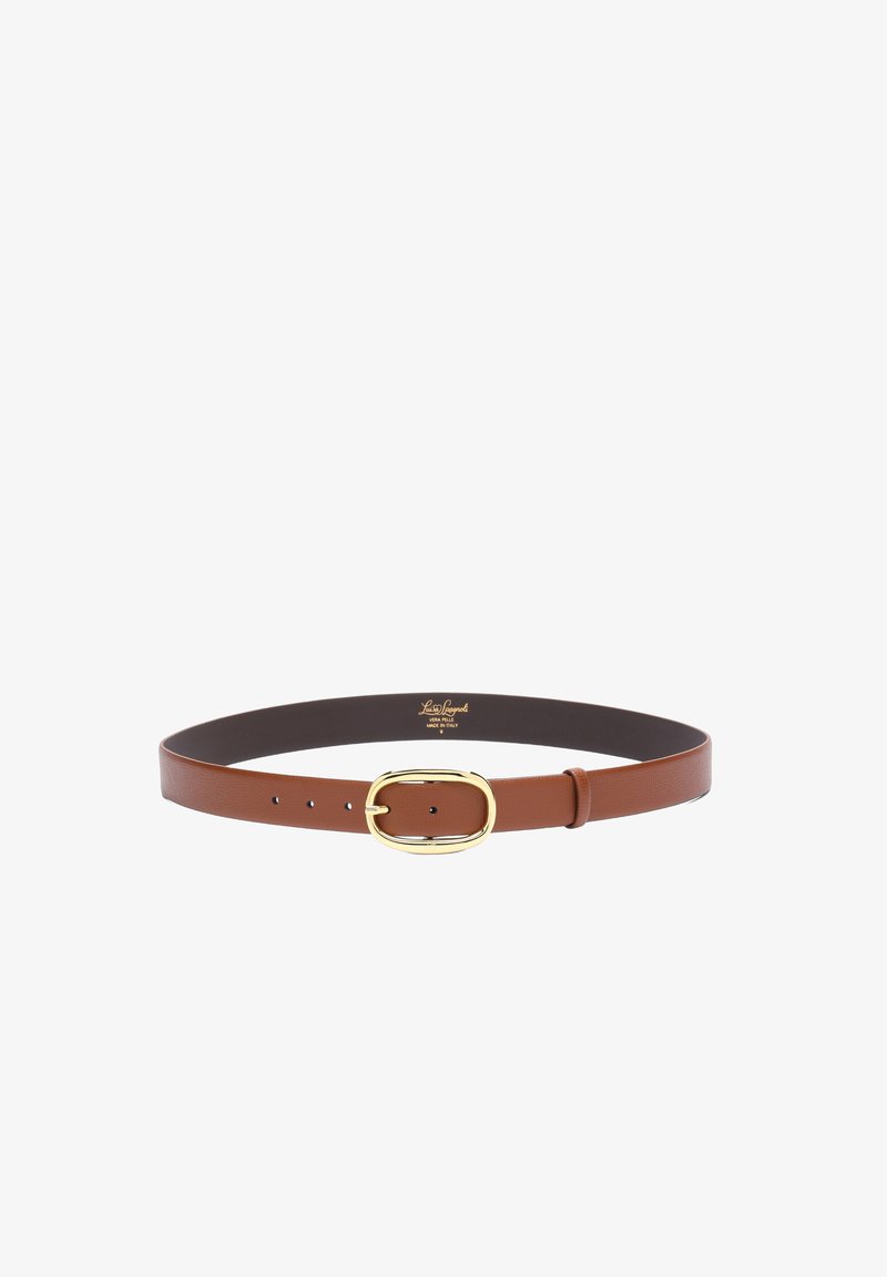 Ceinture en cuir marron avec une boucle dorée arrondie et plusieurs trous pour un réglage de la taille, sur un fond blanc uni.