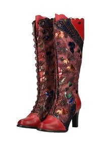 Botas rojas hasta la rodilla con tela floral, cordones en la parte delantera, ojales dorados y diseño texturizado en contraste. Tacón de aguja y acentos decorativos.