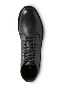 Stivale in pelle nera con lacci, punta rotonda e occhielli in metallo, visto dall'alto su uno sfondo bianco.