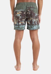 Shorts de bain pour hommes en vert, avec un motif de palmier en marron et bleu. Taille élastique, longueur au-dessus du genou, tissu léger.