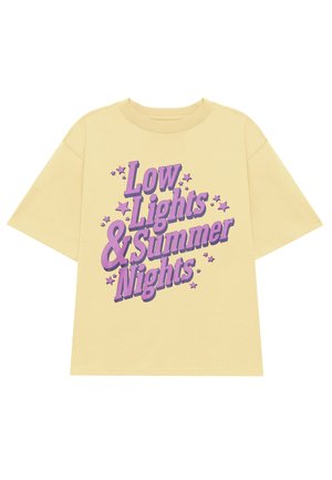 Gul bomulds T-shirt med korte ærmer, med lilla grafisk tekst: "Low Lights & Summer Nights" med stjernedetaljer.
