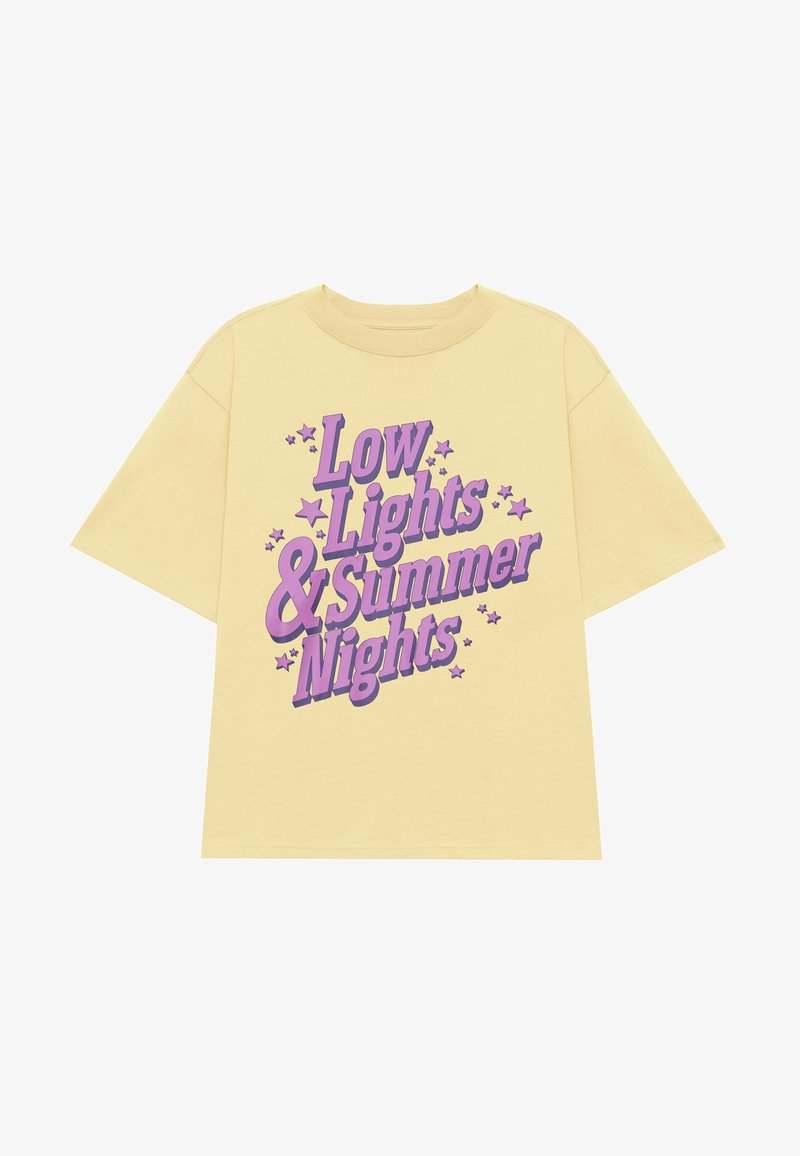T-shirt en coton jaune à manches courtes, avec un texte graphique violet : "Lumières tamisées & Nuits d'été" avec des accents d'étoiles.