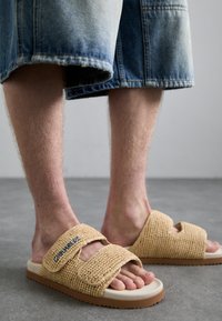 Tagant lahtised kingad - beige