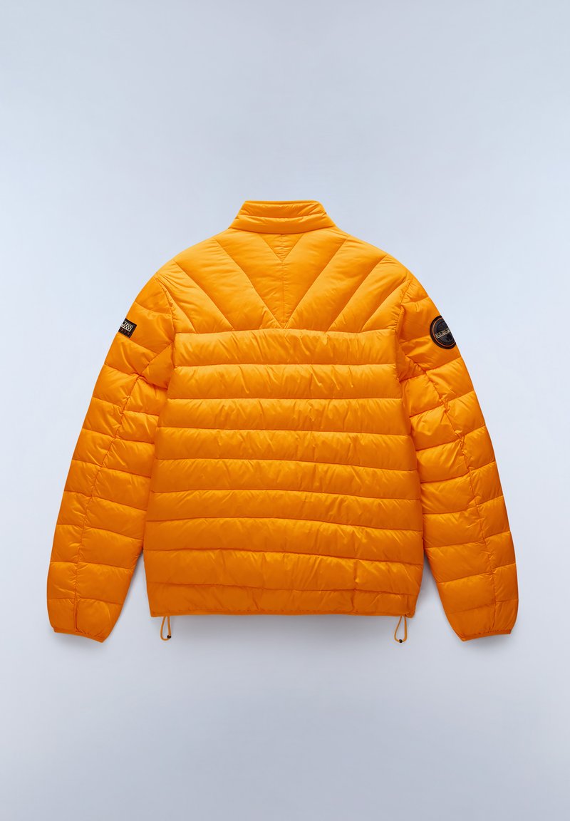 Padded jacket w jaskrawym pomarańczowym kolorze, z wysokim kołnierzem, wzorem szewronowym i elastycznym dołem z regulacją za pomocą sznurków.