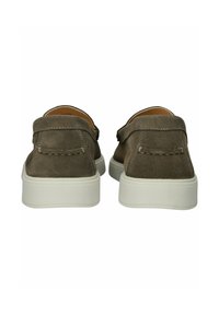 Semišové boty na slip-on v olivově zelené barvě s bílou podrážkou, přičemž mají prošívaný detail na zadní straně a měkkou texturu.