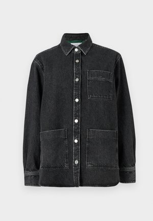 Črna denim jakna s ovratnikom, sprednjim gumbom za zapiranje, dvema velikima žepoma in majhnim izvezenim logotipom na žepu.