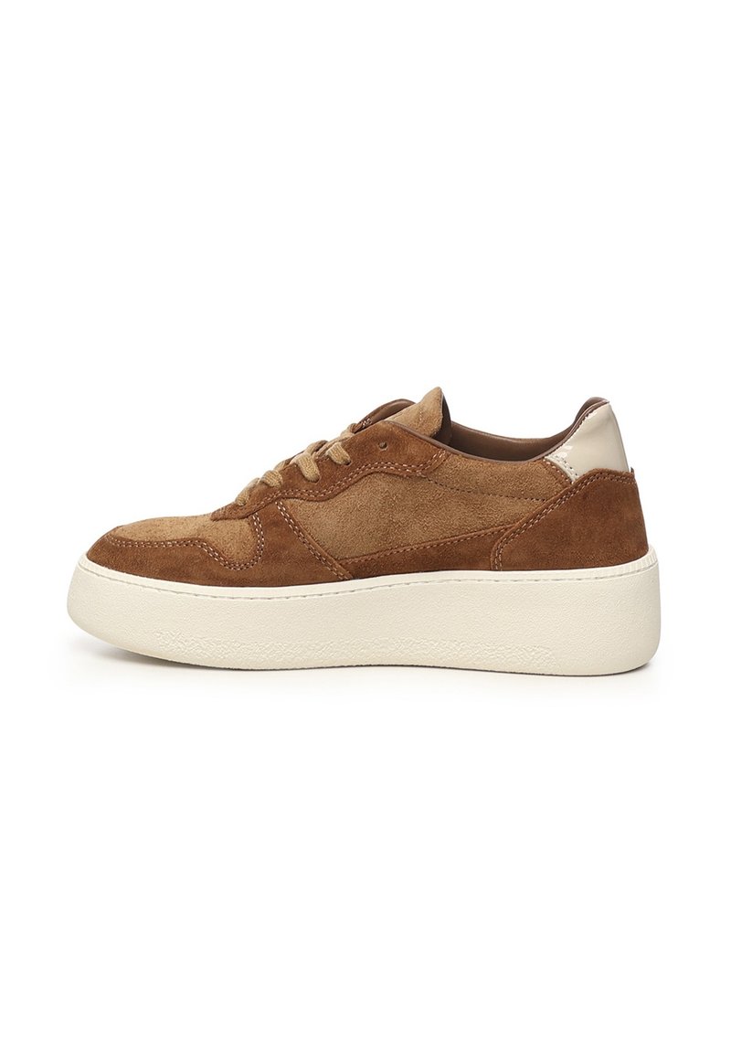 Bruine suède sneaker met een crèmewitte rubberen zool, voorzien van een gestructureerde afwerking, ronde neus en minimalistische designelementen.