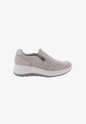 Scarpe slip-on grigio chiaro con motivo triangolare perforato, dettagli argento e suola bianca imbottita. Presentano una cerniera laterale per una facile indossabilità.