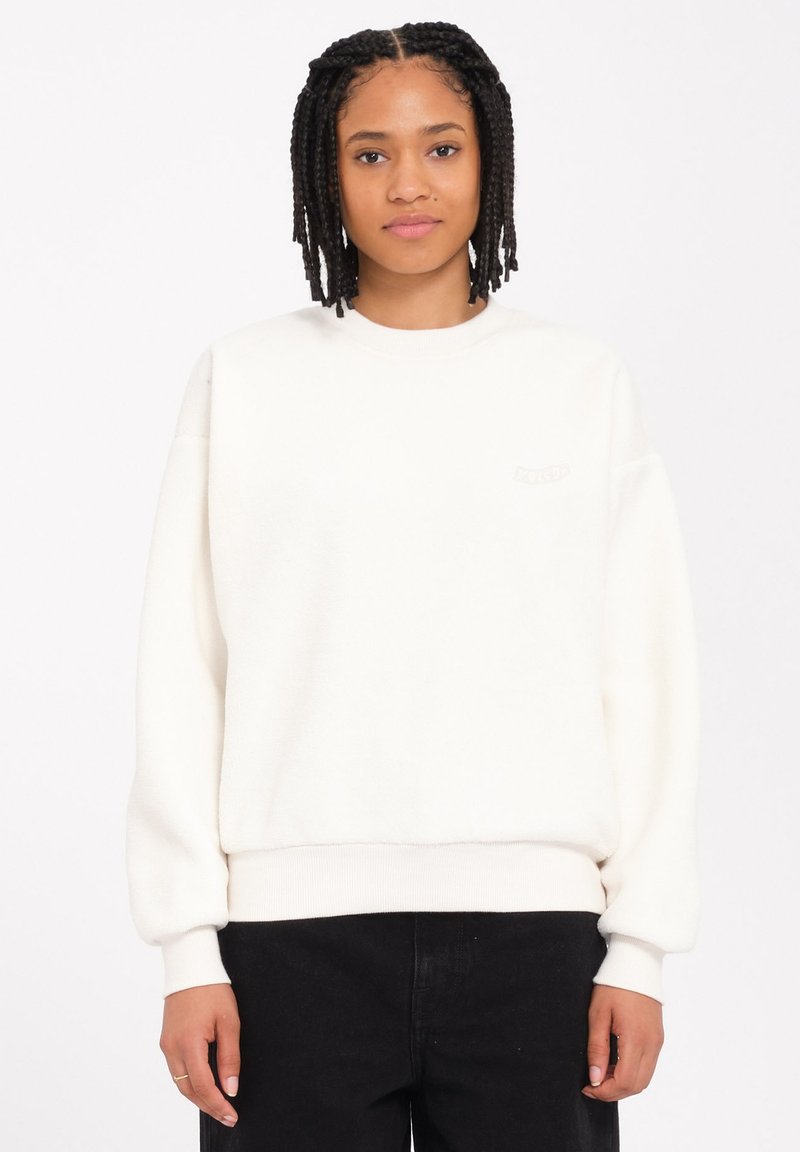 Hvid fleece sweatshirt med rund halsudskæring, ribbede manchetter og kant, samt et lille broderet logo på brystet. Blød tekstur, afslappet pasform.