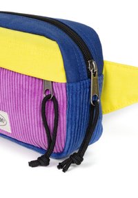 Piccolo astuccio rettangolare realizzato in tessuto blu, giallo e viola, con zip nera e una tracolla regolabile gialla.