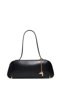 Czarna skórzana torebka z jednym uchwytem u góry, złotym łańcuchem i trójkątnym charms'em oraz złotymi nóżkami z metalu na białym tle.