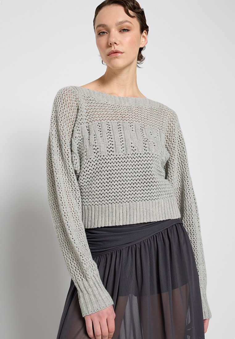 Hellgrauer gestrickter Pullover mit lockerer Passform, gerippten Bündchen und geometrischem Lochmuster; mit dem Schriftzug „THINGS“ auf der Brust.