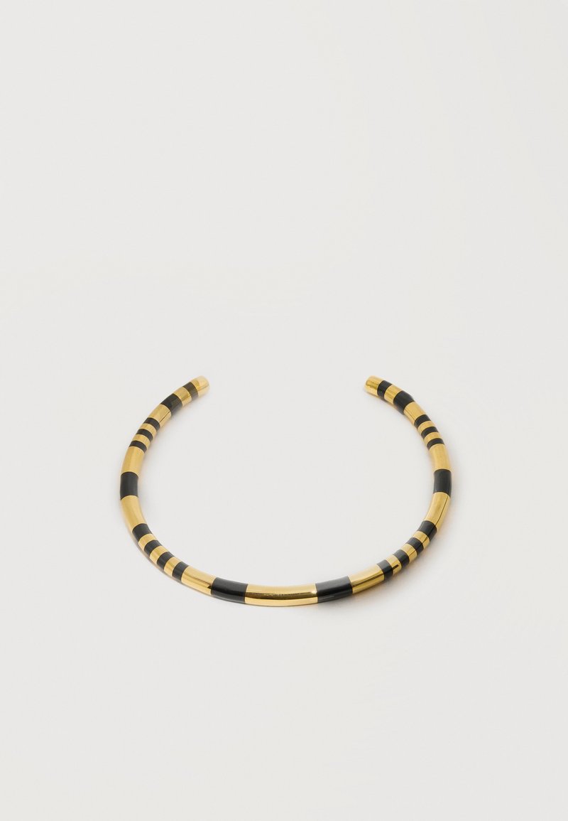 Collier ras du cou ouvert en or avec des segments cylindriques alternés noirs et dorés sur un fond blanc.