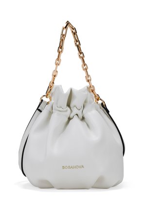 Bolso de cuero blanco con cierre de cuerda en la parte superior, ribete negro y cadena dorada. Presenta el logo embosado 'BOSANOVA' en la parte frontal.