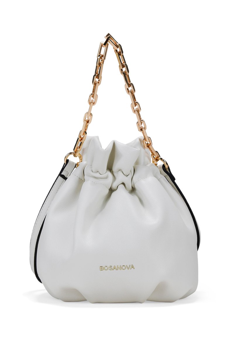 Bolso de cuero blanco con cierre de cuerda en la parte superior, ribete negro y cadena dorada. Presenta el logo embosado 'BOSANOVA' en la parte frontal.