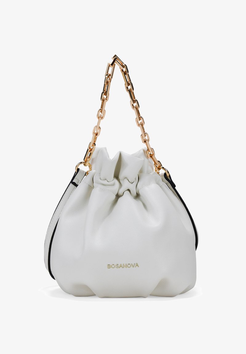 Bolso de cuero blanco con cierre de cuerda en la parte superior, ribete negro y cadena dorada. Presenta el logo embosado 'BOSANOVA' en la parte frontal.