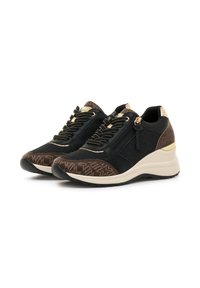 Scarpe sportive nere e oro con una tomaia in tessuto testurizzato, dettagli marroni a motivi, design con lacci e un leggero tacco a zeppa.