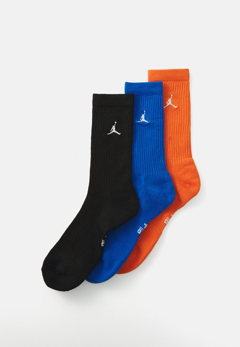 Trei ciorapi cu nervuri, de tip crew, în culorile negru, albastru și portocaliu, fiecare având un logo Jumpman alb aproape de vârf.