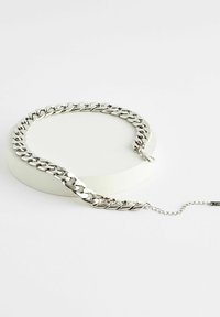 Colier choker din metal argintiu cu linii interconectate și o suprafață texturată, având un închizător ajustabil și un lanț de extensie pentru o potrivire perfectă.