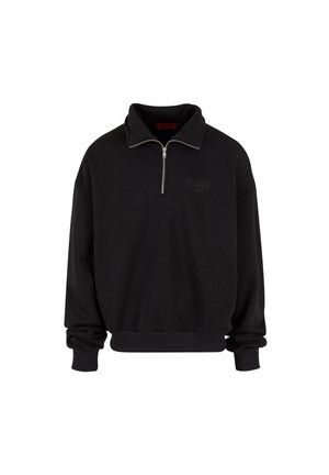 Fekete pulóver, pamut keverékből készült, negyed cipzárral, bordázott kézelőkkel és derékrésszel, diszkrét hímzett logóval a mellrészen.