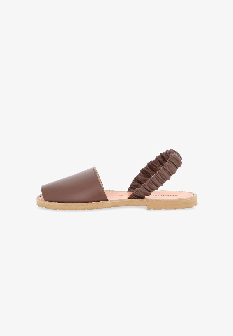 Sandale plate en cuir marron avec devant recouvert, bride arrière élastique froncée et semelle en caoutchouc beige clair.
