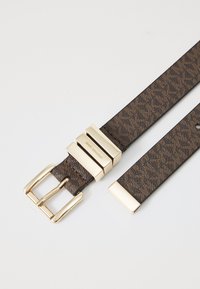 Brauner strukturierten Leder-Gürtel mit goldfarbenem Metallverschluss und -beschlägen, mit einem dezenten Muster und zwei Enden mit sauberen Kanten.