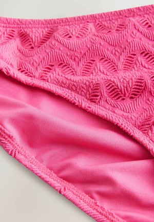 Rosa badkläder med ett präglat zigzag-mönster längs midjan, med en slät innerväv och elastiska kanter för komfort.
