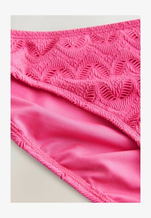Rosa badetøj med et prægede zigzag-mønster langs taljen, en glat indvendig foring og elastiske kanter for komfort.