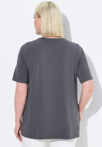Grijze korte mouwen t-shirt gemaakt van zachte stof, met een ronde hals en een ontspannen pasvorm, ontworpen met een eenvoudige, gladde textuur.