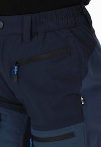 Granatowe szorty typu cargo z elastycznym pasem, wyposażone w kieszenie na zamek i kontrastowy panel materiału. Wykonane z trwałego, lekkiego materiału.