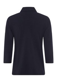 Mørkeblå langærmet polo-shirt med klassisk krave, lavet af glat stof, og med en lige kant samt sideslids for nem bevægelse.