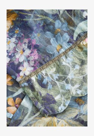 Tessuto floreale con colori come blu, viola, rosa e arancione. Un delicato pizzo lungo il bordo aggiunge texture. Design a scallop visibile.