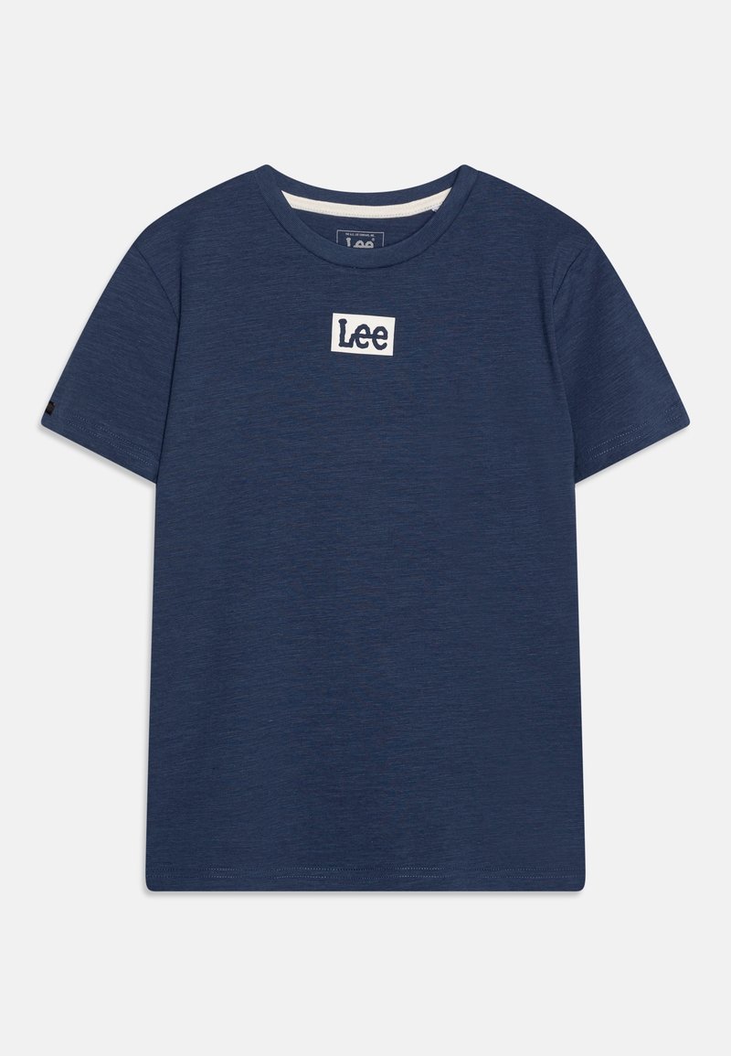 Marineblaue T-Shirt mit kurzen Ärmeln und Rundhalsausschnitt, mit weißem rechteckigem Aufnäher und "Lee"-Logo in der Mitte der Brust.