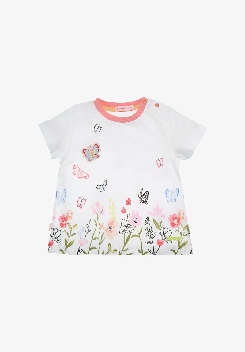 T-shirt bianca a maniche corte con collo rosa, caratterizzata da stampe di farfalle e fiori in rosa, verde e blu lungo il bordo inferiore.