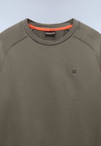 Olijfgroen crewneck sweatshirt gemaakt van textuur katoen, met ribbelmanchetten en -hals, en een klein logovoorziening op de borst.