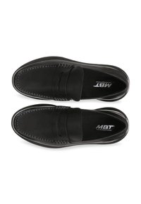 Schwarze Slipper aus glattem Leder mit gesticktem Design, einem Slipper-Riemen und einer gepolsterten Innensohle mit dem MBT-Logo.