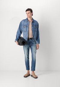 HUGO Karcsúsított farmerek - medium blue