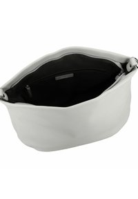 Borsa a mano in pelle bianca con un'ampia apertura, texture morbida e rivestimento interno scuro. Include una tasca con zip e semplici dettagli hardware.
