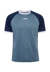 Korte mouwen sportshirt in lichtblauw met verticale strepen. Marineblauwe raglanmouwen en witte kraag. Logo bedrukt op de borst.