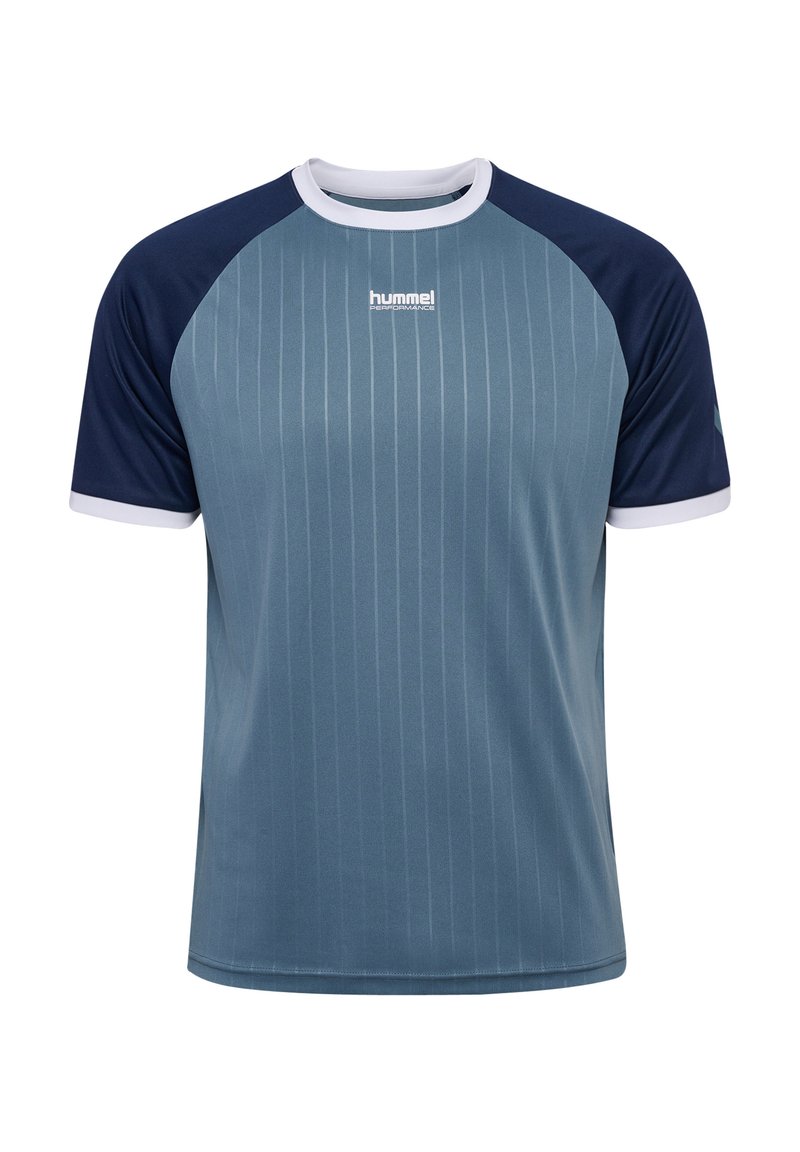 Korte mouwen sportshirt in lichtblauw met verticale strepen. Marineblauwe raglanmouwen en witte kraag. Logo bedrukt op de borst.