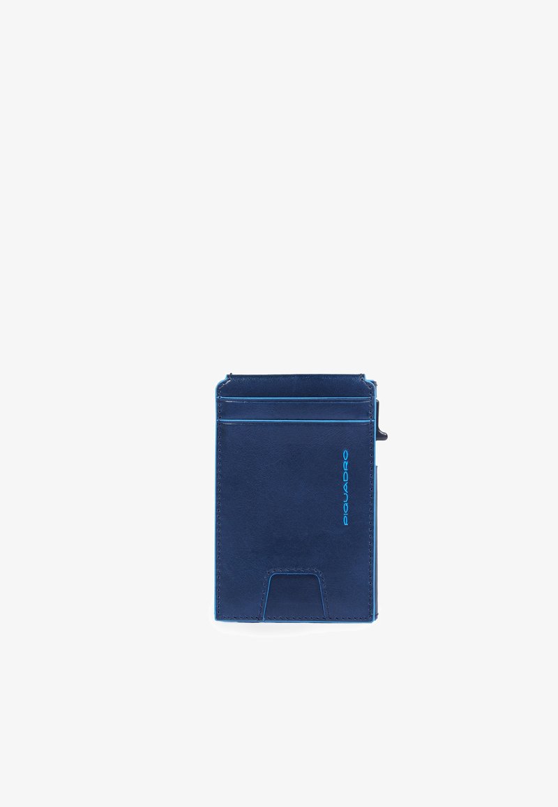 Porte-cartes compact en cuir bleu avec plusieurs compartiments et un onglet à tirer sur le côté, marqué "Piquadro" à l'avant.